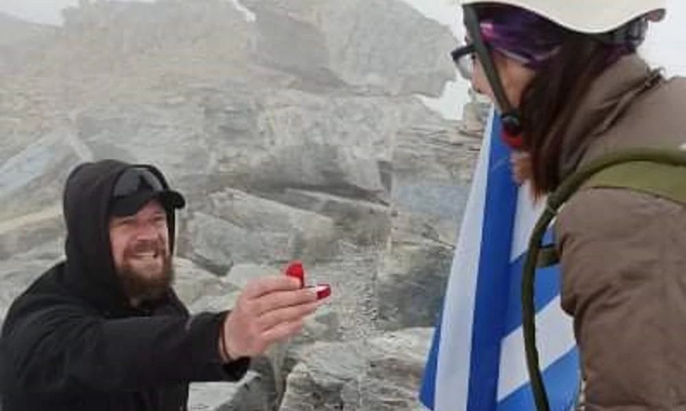 Η τρέλα δεν πάει στα βούνα αλλά πάνε οι ερωτευμένοι: Πρόταση γάμου στον Όλυμπο στα 2.918 μέτρα